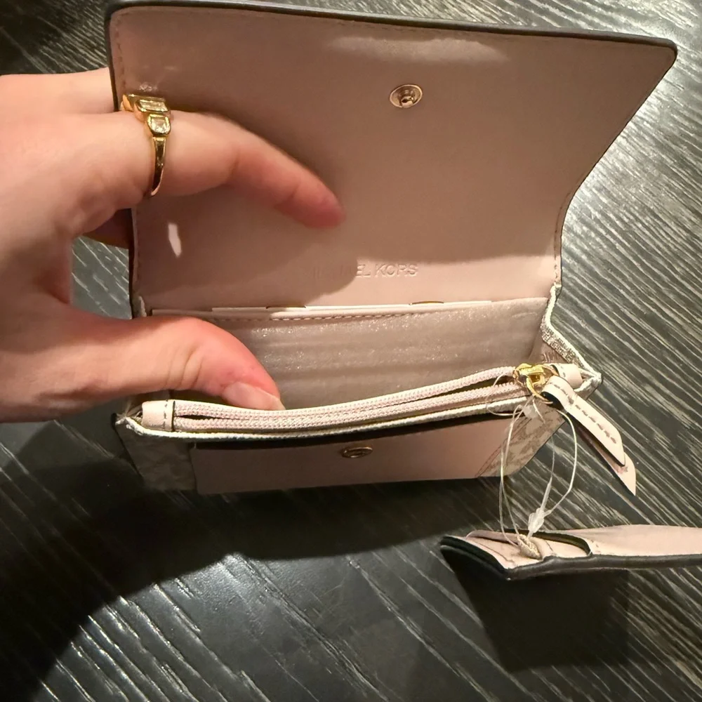 Jet Set Medium Signature Logo 2-in-1 Wallet - Picture 6 of 10